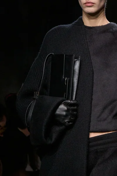 Look 16